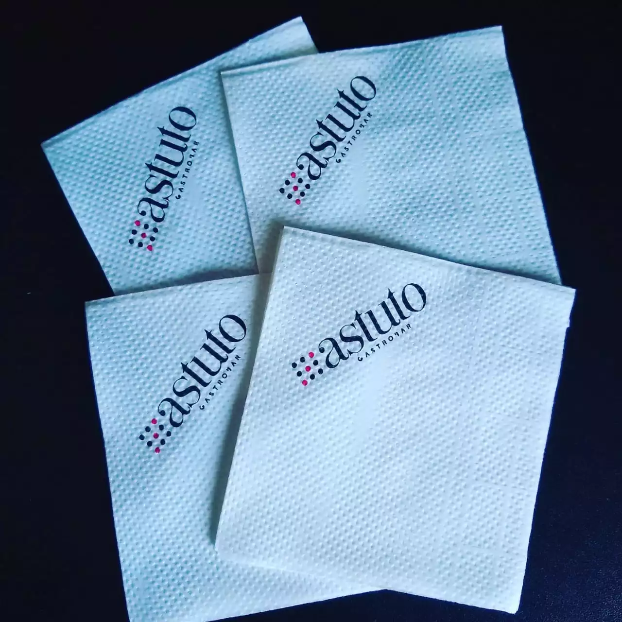 36.000 GUARDANAPOS SOLTO FOLHA COMUM NA MEDIDA 30X30CM PERSONALIZADO EM 1 COR